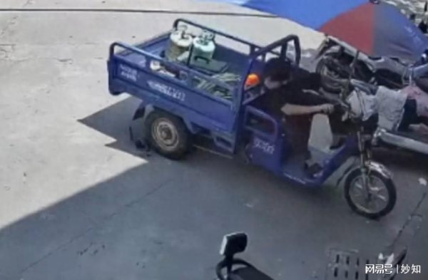 金猪配资 无人机停商店前被压：倒车店员被索赔上万元，店主喊冤，视频曝光